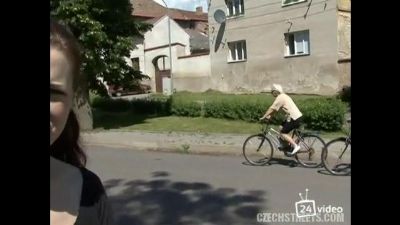Похотливая баба в красном нижнем белье легко склонила пацана к аналу