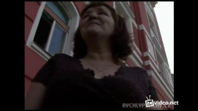 Развратная домохозяйка активно трахается с соседским парнем в жопу