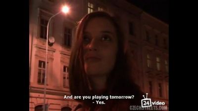 Раскованная рыжая сучка требует от парня разнообразного секса