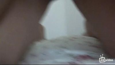 Девушки активно трахают влагалища большими пальцами ног и кончают