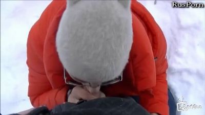 Злобные сучки заставляют парня лизать им ножки и унижаться